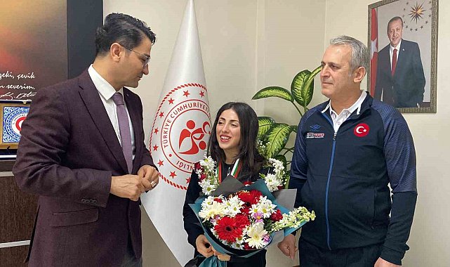 Halterde Avrupa rekoru kıran Gamze Altun, davul zurna eşliğinde karşılandı