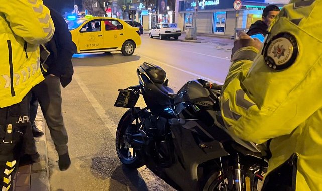 Hatalı dönüş kazaya yol açtı, taksinin çarptığı motosikletli yaralandı