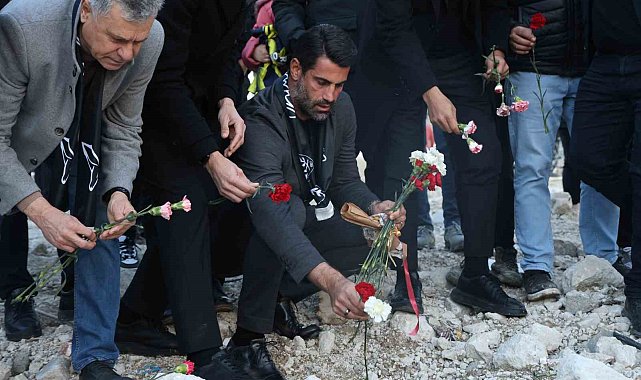 Hataysporlu futbolcular ve teknik ekip, Rönesans Rezidans enkazına karanfil bıraktı