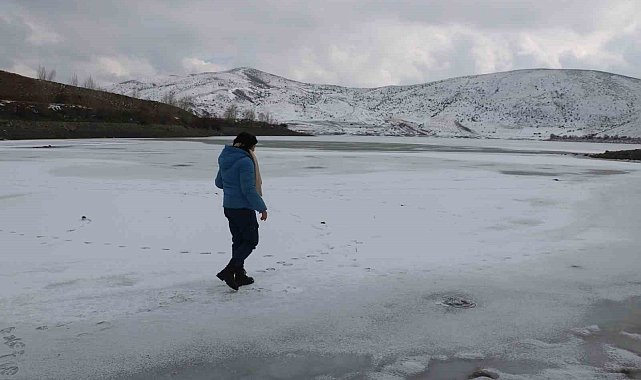 Hava sıcaklığının düştüğü kentte gölet buz tuttu