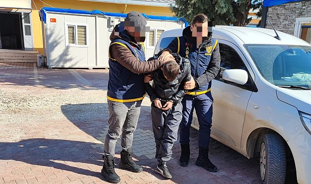 Hırsızlık suçundan aranan 2 şahıs yakalandı