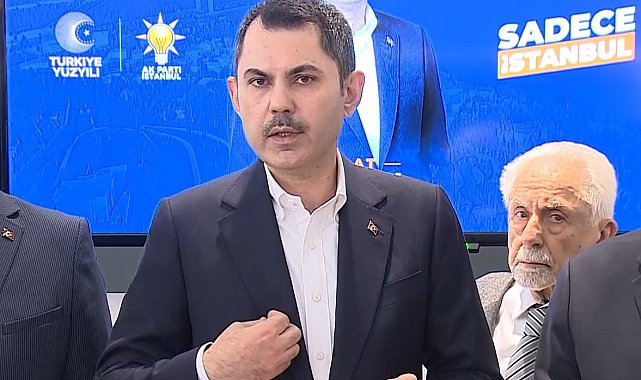 İBB ekipleri tarafından Cumhur İttifakı İBB Başkan Adayı Murat Kurum'un afişleri teker teker toplatıldı