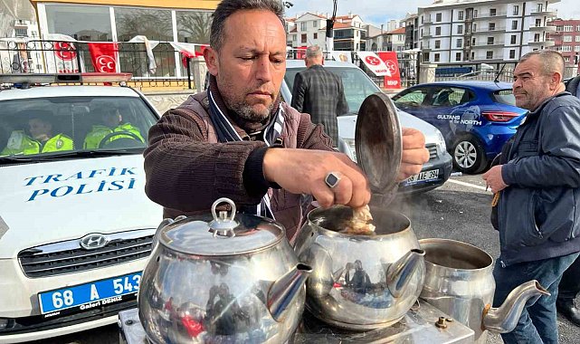 İhtiyaç sahiplerine burs ulaşsın diye kendi çocuğu için çay satıyor