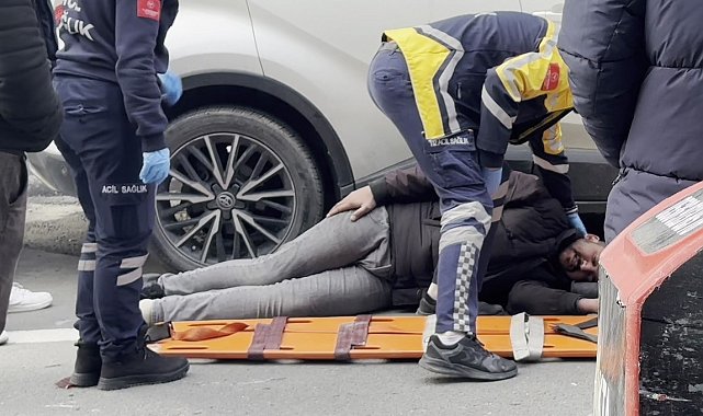 İki aracın arasından geçmeye çalışan motosiklet sürücüsü düştü: O anlar kamerada