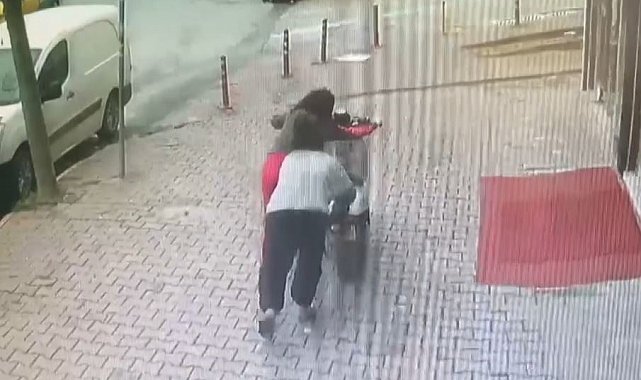 İki kız elektrikli motosikleti iterek çalmaya çalışırken esnafa yakalandı