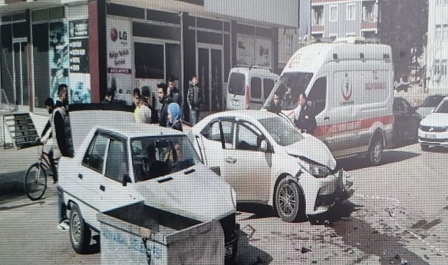 İki otomobil çarpıştı: 1 yaralı