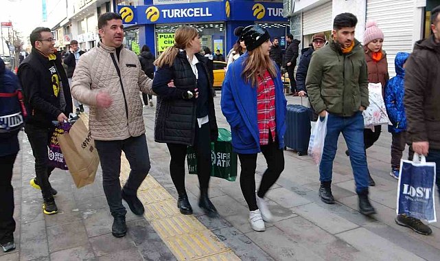 İran'daki 4 günlük tatil Van esnafının yüzünü güldürdü