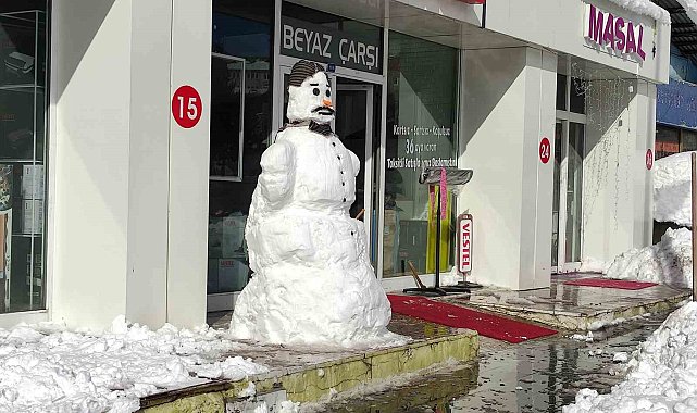 İş yerinin önünde dev kardan adam yaptı