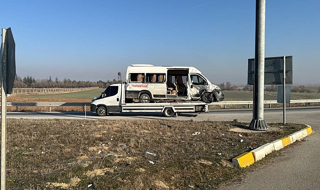 İşçi servisi ile kamyonet çarpıştı, 8 kişi yaralandı