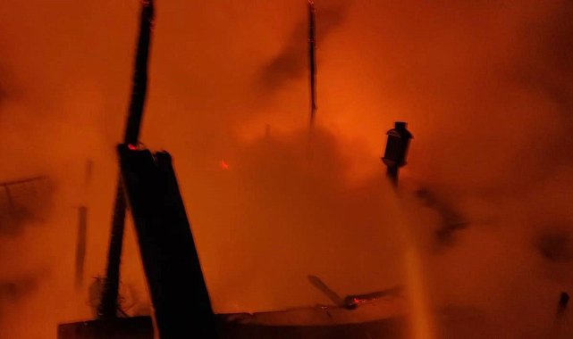 İskenderun sahil yolunda baraka yangını
