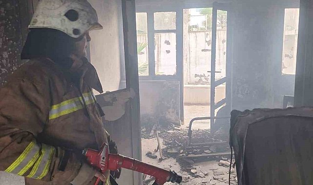 İskenderun'da metruk binada yangın çıktı