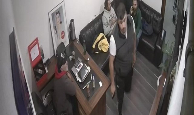 İstanbul'da dehşet anları kamerada: Babasına küfreden adamı silahla vurup darbetti