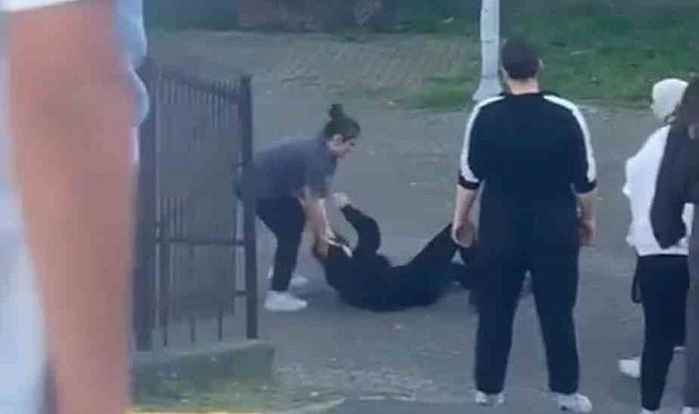 İstanbul'da genç kızların sevgili kavgası kamerada: Erkekler ayırmak yerine kayda alıp küfretti