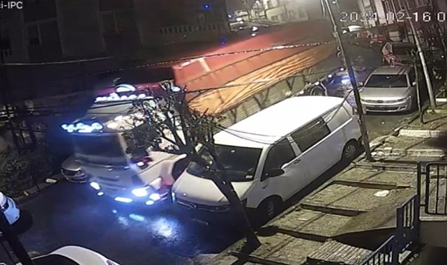 İstanbul'da kamyon 10 araca çarpıp direği devrildi: O anlar kamerada