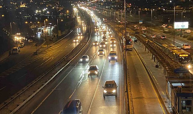 İstanbul'da okulların yeniden açılmasıyla sabah trafik yoğunluğu oluştu