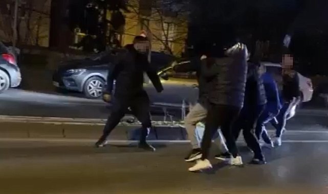 İstanbul'da trafikte dehşet anları kamerada: Yol verme kavgasında 2 kişi bacağından bıçaklandı