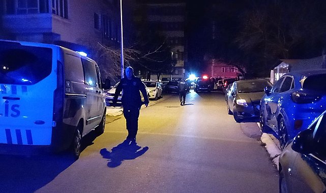 İstedikleri parayı alamayınca iki kişiyi bıçakladılar