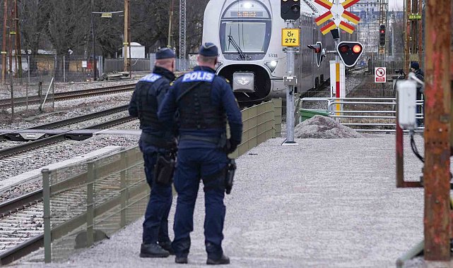 İsveç'te yük treni yayalara çarptı: 3 ölü