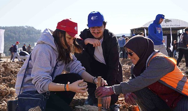 İTÜ'lü öğrenciler, YK Enerji'nin Milas'taki eski maden sahasına '250. Yıl Hatıra Ormanı' için fidan dikti