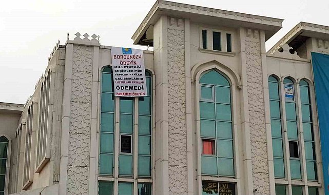 İYİ Partili milletvekilinden parasını alamadığını iddia eden esnaftan pankartlı tepki