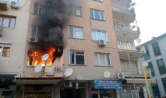 İzmir'de ev yangını: 3 kişi dumandan etkilendi