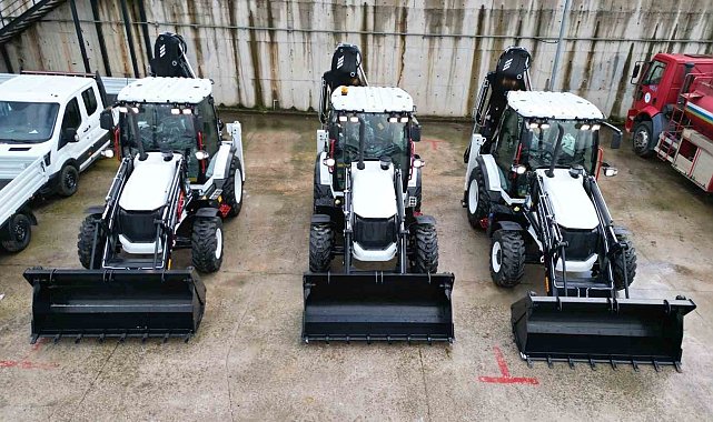 İzmit Belediyesi, 4 yeni iş makinesini vatandaşlara kazandırdı