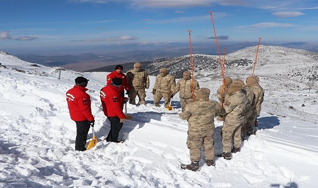 Jandarmadan nefes kesen çığ tatbikatı