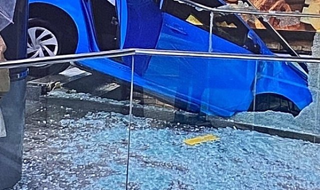 Japonya'da direksiyon hakimiyetini kaybeden sürücü binaya daldı