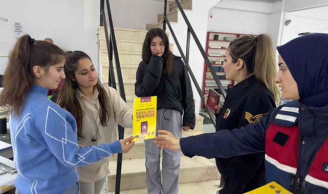 Kadın jandarmalardan sahada bilinçlendirme faaliyeti