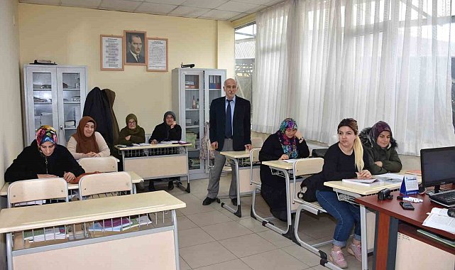 Kadın oldukları için okutulmayanlar eğitimlerini tamamlamak için dirsek çürütüyor