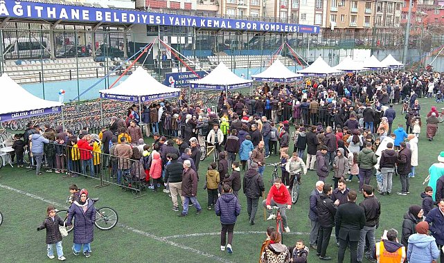 Kağıthane'de camiye giden çocuklara bin bisiklet hediye edildi