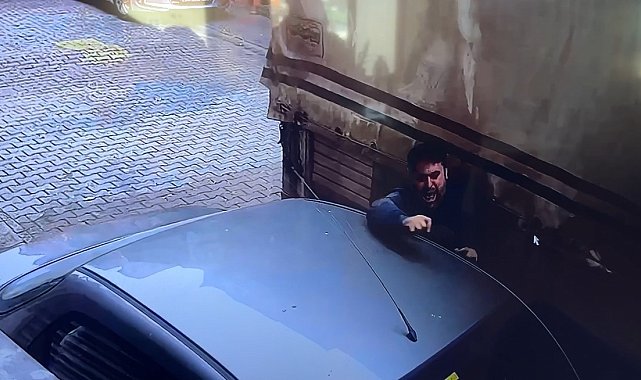Kağıthane'de dehşet anları kamerada: Şoför kamyonetiyle otomobil arasında sıkıştı