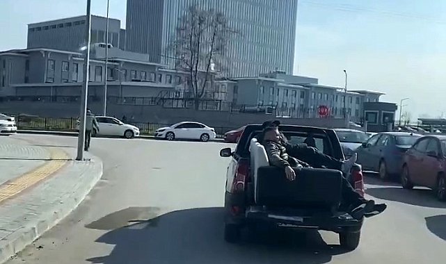 Kamyonet kasasında tehlikeli yolculuk