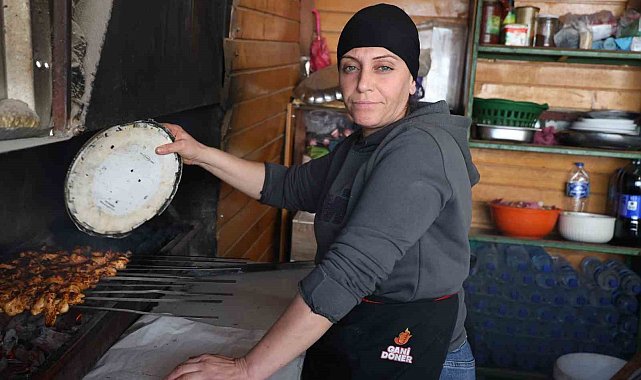 Kanserle mücadele eden depremzede kadın, kebapçılık yaparak evlatlarına umut oluyor