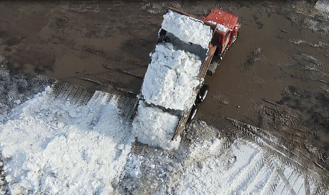 Kar yığınları kamyonlarla şehir dışına taşınıyor