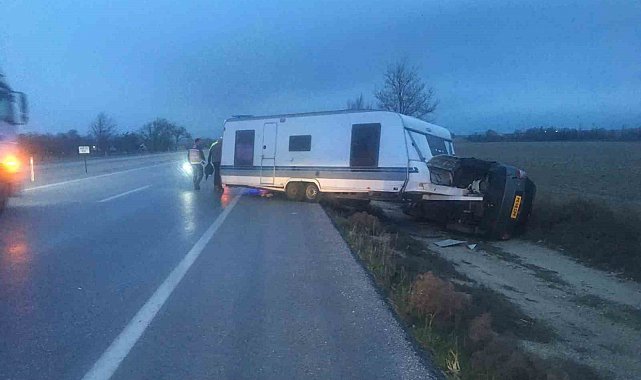 Karavan bağlı otomobil şarampole devrildi: 1 yaralı