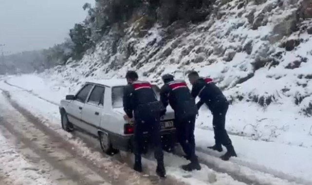 Karda mahsur kalanlara jandarma yetişti