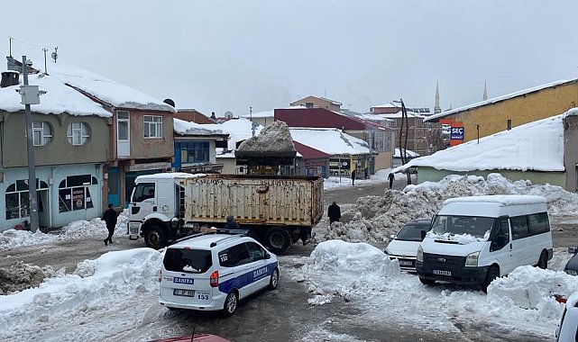 Karlıova'da ilçe dışına bin kamyon kar taşındı