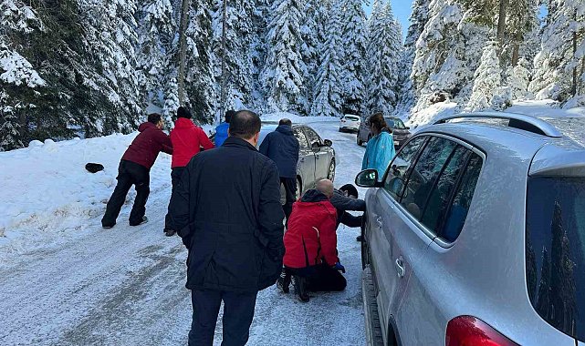 Kartalkaya yolu tatilcilere çile oldu: Yolda kalan araçları iterek kurtarmaya çalıştılar