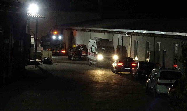 Kauçuk fabrikasında çıkan yangın söndürüldü: 2 işçi dumandan etkilendi