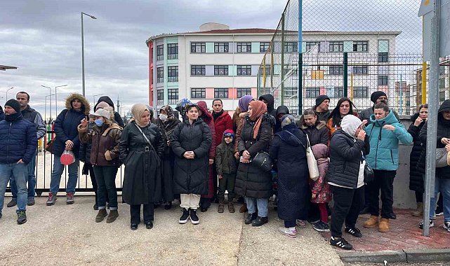 Kavga sonrası 6 öğretmenin başka okullara tayin edilmesi velilerin tepkisine neden oldu