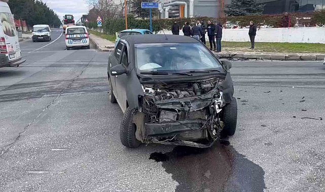 Kavşakta çarpıştılar: 2 yaralı
