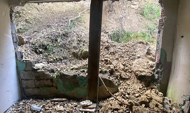 Kayan toprak evin duvarını yıktı