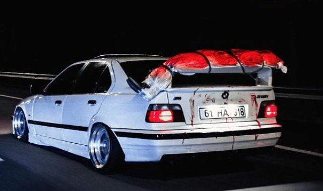 Kayıp plaka ihbarına gelen polis bagaj üzerinde ceset süsü verilmiş cisimle karşılaştı