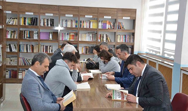 Kaymakam Seyman öğrencilerle birlikte kitap okudu