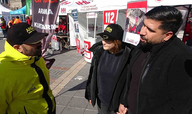 Kayseri'de duygusal buluşma: Kendisini enkazdan çıkaran ekibi ziyaret etti