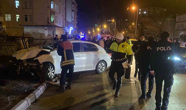 Kayseri'de otomobil direğe çarptı: Anne ve kızı yaralandı