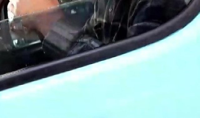 Kendisini almayan minibüsün peşine düşüp önünü kesti, o anları film gibi kaydetti