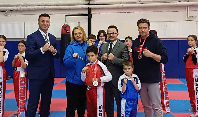 Kick Boks Şampiyonası'ndan derece ile dönen baba oğula Kaymakam Hakan Alkan'dan ödül