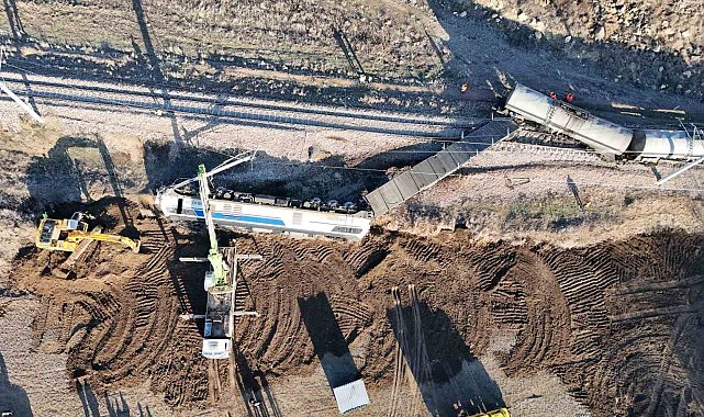 Kırıkkale'de devrilen zift yüklü treni kaldırma çalışmaları sürüyor